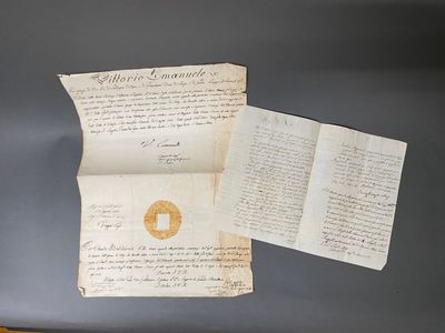 un vieux document posé sur une table, à côté d'un stylo et d'une feuille de papier