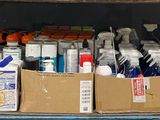 un chariot bleu sur lequel se trouvent plusieurs cartons de fournitures