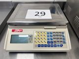 une image représentant une balance sur laquelle est posée une étiquette de prix