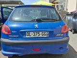 une voiture bleue garée dans un parking