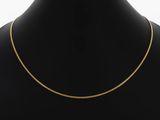 un collier à chaîne en or sur un mannequin mannequin mannequin mannequin mannequin mannequin mannequin mannequin mannequin mannequin