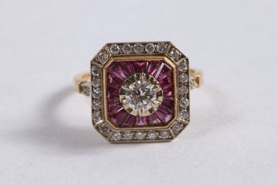 gros plan d'une bague en diamant rose et blanc sur une surface blanche