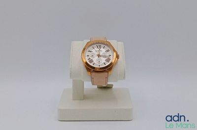 une montre posée sur un présentoir