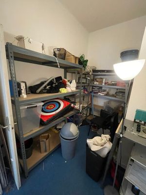 une pièce avec beaucoup de choses sur les étagères