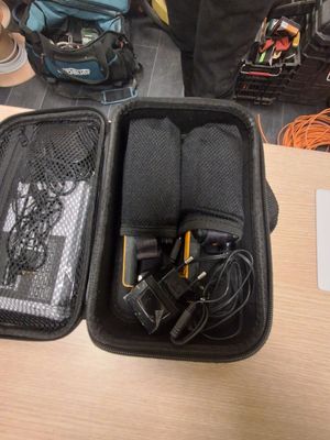 une valise qui contient tout un tas d'appareils électroniques