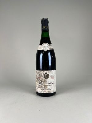 une bouteille de vin posée sur une table blanche