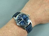 un homme qui porte une montre au poignet
