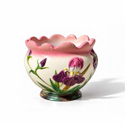 un vase blanc orné de fleurs violettes peintes dessus