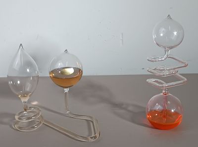 trois verres à vin posés sur une table l'un à côté de l'autre