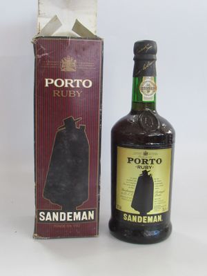 une bouteille de Sandeman à côté d'un carton de vin