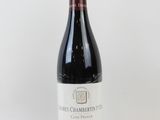 une bouteille de vin rouge posée sur une table blanche