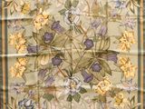 un gros plan sur un foulard carré orné de fleurs
