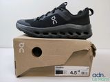 des chaussures de course posées sur une boîte en carton, sur une surface blanche