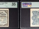 Trois types différents de timbres sont exposés dans une vitrine.