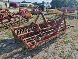 de nombreux vieux outils agricoles qui traînent dans l'herbe