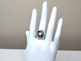 une image représentant la main d'une femme portant une bague