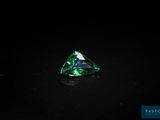 des tourmalines vertes sur fond noir