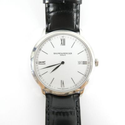 gros plan d'une montre-bracelet avec des chiffres romains
