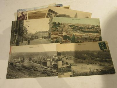 de nombreuses cartes postales anciennes représentant différentes villes, posées sur une table