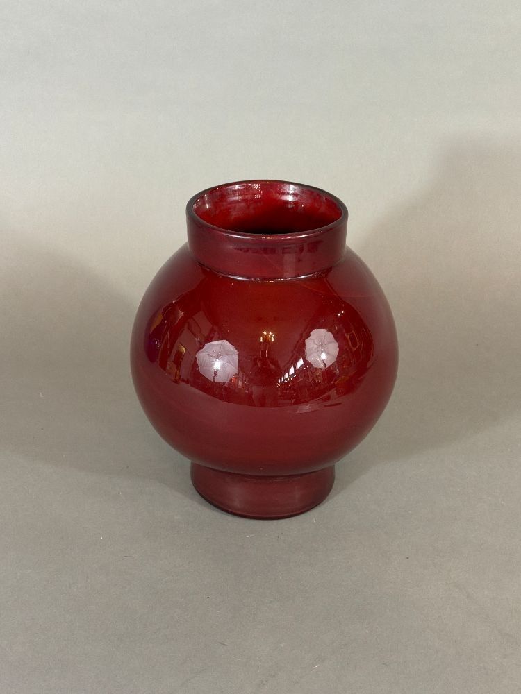 Verrerie ou élément de lanterne en verre rouge, de forme glo…