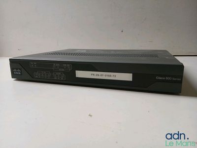 un gros plan d'un lecteur DVD posé sur une table