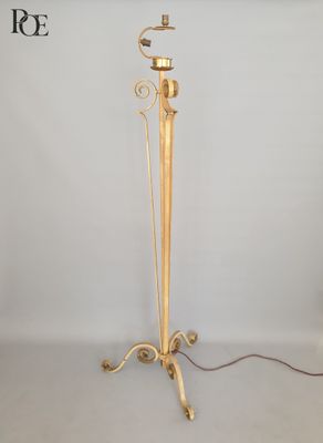 Lampadaire en fer forgé laqué crème tripode en volutes