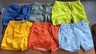 six paires de maillots de bain pour garçons de différentes couleurs