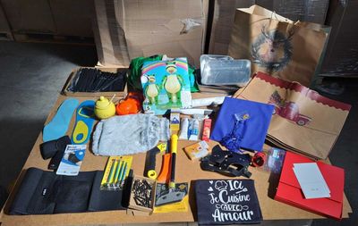 une table sur laquelle se trouvent de nombreux objets