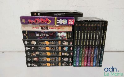 de nombreux DVD empilés les uns sur les autres sur une table