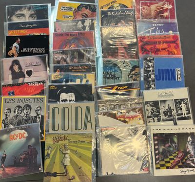 beaucoup de cd et de cd sur la table