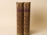 deux vieux livres posés l'un sur l'autre sur une table