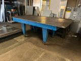 une table placée au milieu d'une pièce