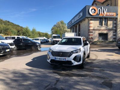 un 4x4 blanc garé devant un bâtiment