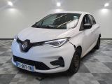la voiture blanche est garée sur un sol en damier dans le garage