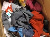une boîte en carton remplie de vêtements et d'autres objets