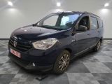 la photo d'une camionnette bleue garée dans une pièce