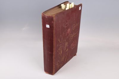 un vieux livre à la couverture rouge posé sur une table