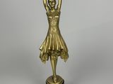 une image représentant une statue d'une femme tenant une raquette de tennis