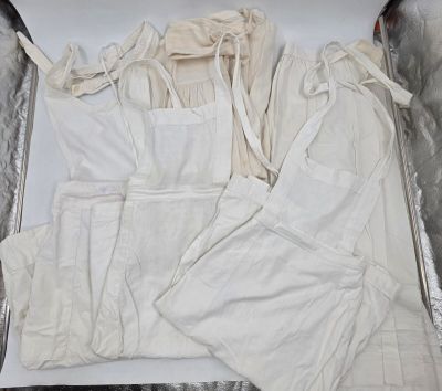 plusieurs vêtements sont posés sur un morceau de papier d'aluminium