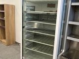 un réfrigérateur vide au milieu d'une pièce