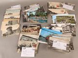 un lot de vieilles cartes postales posées sur une table