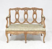 Banquette en bois naturel mouluré et sculpté, dossier ajouré…