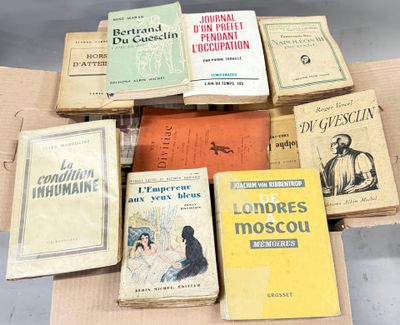 Plusieurs livres sont empilés les uns sur les autres dans une boîte en carton