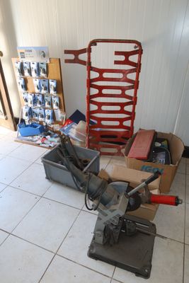 a small machine that is sitting on the floor in a room