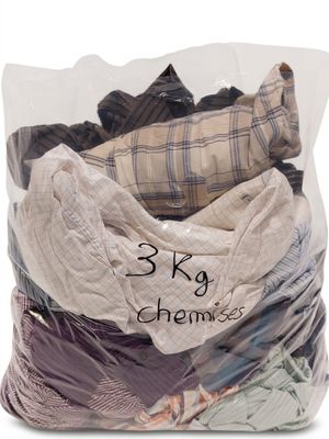 un sac rempli de vêtements posé sur une table