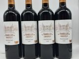 quatre bouteilles de vin sont alignées sur une table