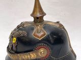 un casque noir orné d'une décoration dorée