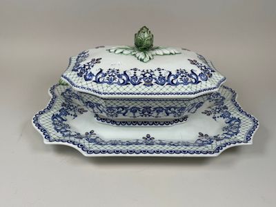 l'image d'une assiette bleue et blanche sur laquelle figure un papillon