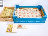une boîte bleue remplie de nombreuses cartes et une boîte contenant de l'argent