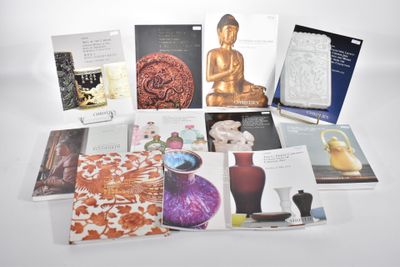 un grand nombre de livres posés sur une table